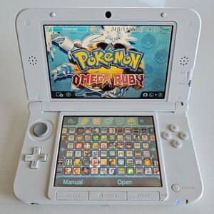 Nintendo 3DS XL With 128GB SD 1500+ Games Stylus Charger good condition